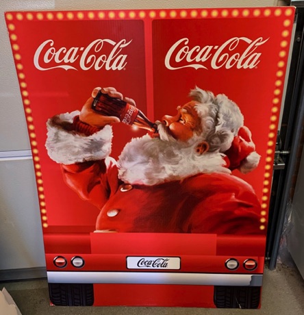 04650-1€ 12,50 coca cola karton kerstman met flesjes 115 x 80 cm.jpeg